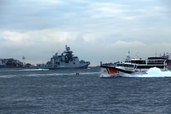 Rus savaş gemisi İstanbul Boğazı'ndan geçti - 1
