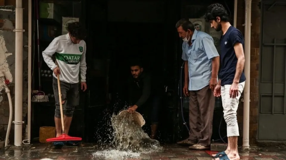 Sağanak yağış sonrası İstanbul'da cadde ve sokaklar göle döndü, vatandaş isyan etti