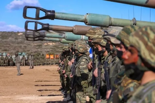 Yunanistan ateşle oynuyor! Ege’de yeni tahrik: Rodos ve Midilli’de saldırı helikopterleri, tankçı ve topçu birlikleri...