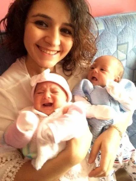 İkiz bebekleriyle kazada öldü