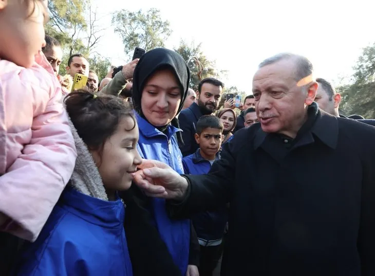 Başkan Recep Tayyip Erdoğan Gaziantep'te depremzedeleri ziyaret etti! Yanına gelen kadın sarılıp ağladı