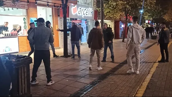 eskisehirde-isirdi-dedigi-kopege-tekme-atti-mahalleliden-meydan-dayagi-yedi-1668247732607.jpg Eskişehir’de “ısırdı” dediği köpeğe tekme attı! Mahalleliden meydan dayağı yedi - 1