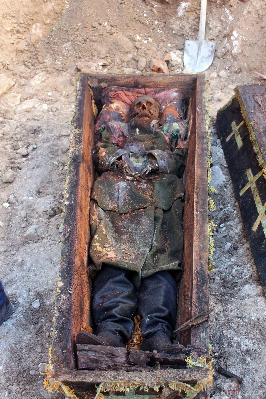 Rus komutana ait mezarın sırrı ortaya çıktı 17