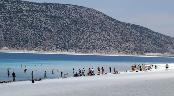 Salda Gölü'ne ziyaretçi akını! - 1