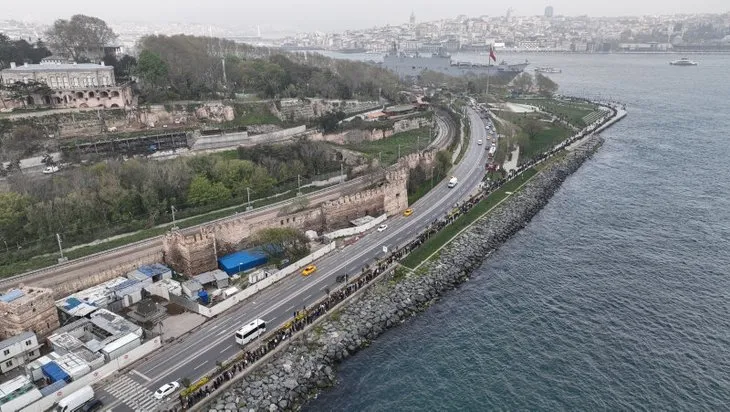 TCG Anadolu’da 2 kilometrelik kuyruk! Binlerce kişi Sarayburnu’na akın etti