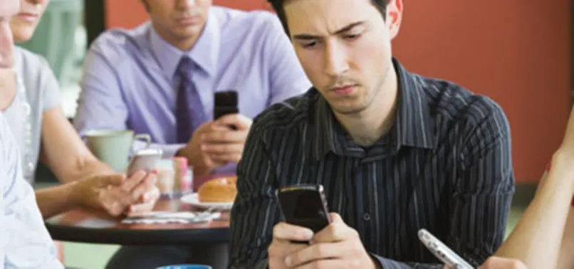 Akıllı telefon kullanırken "mesaj boynu"na dikkat
