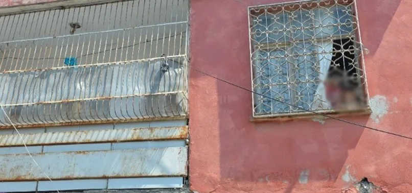 6 aylık bebeğiyle 2 çocuğunu evde bırakıp gezmeye gitti