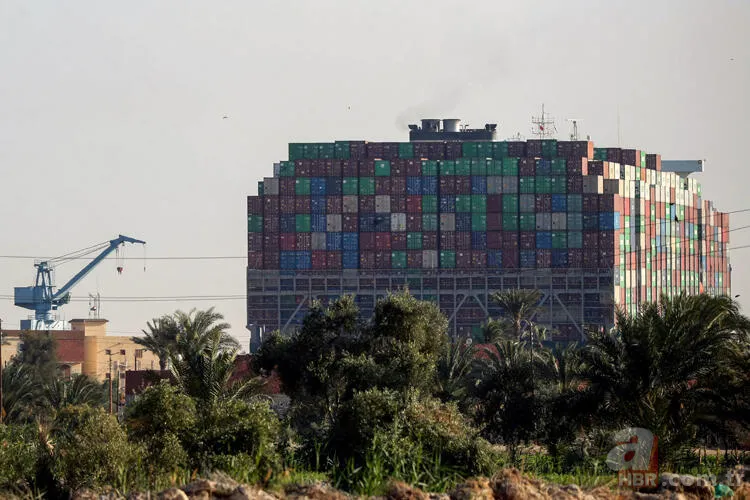 Süveyş Kanalı’nda sıkışan gemi için bugün büyük gün! İkinci skandal: Korsan alarmı 16