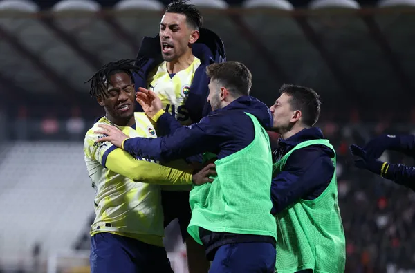 fenerbahce-son-dakikada-hayat-buldu-umraniyesporu-kaptani-yakti-1674503109445.jpg Fenerbahçe son dakikada hayat buldu! Ümraniyespor'u Kaptan'ı yaktı!