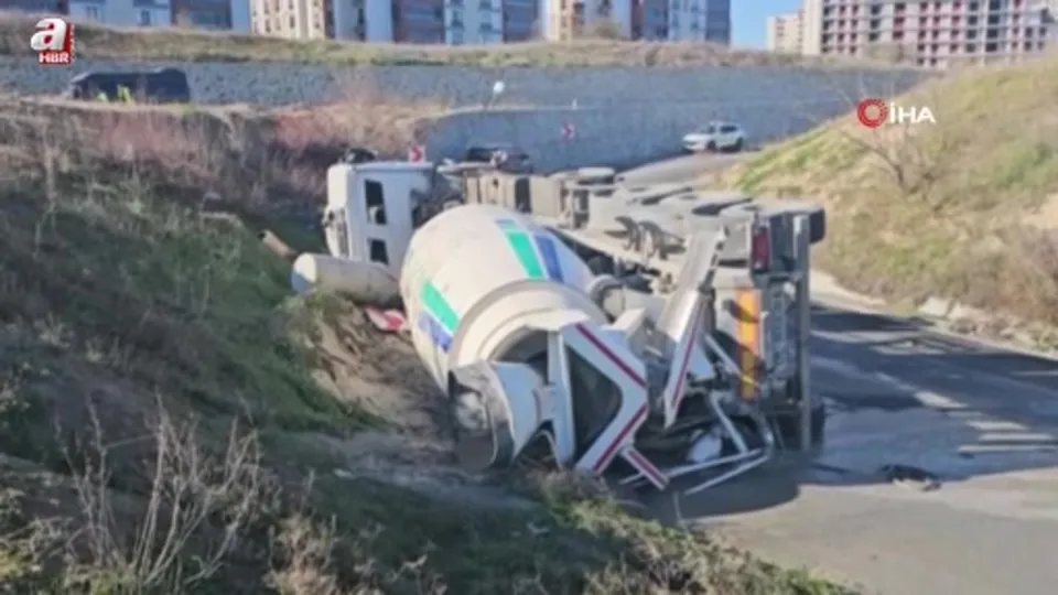 Virajı alamayan beton mikseri yan yattı