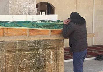Anneye en acı veda! Gözyaşlarına boğuldu