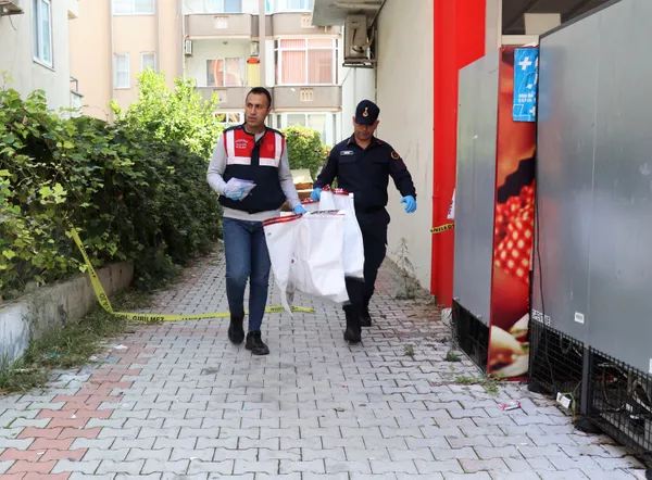 antalyada-dehsete-dusuren-olay-apartmanin-5-katindan-poset-icerisinde-yeni-dogan-bebek-atildi-1667909312109.jpg Antalya’da dehşete düşüren olay! Apartmanın 5. katından poşet içerisinde yeni doğan bebek atıldı - 1