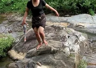 Eliyle yakaladığı balığın içinden çıkanlar şoke etti!