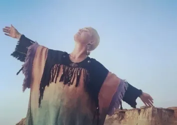 Katy Perry’den karnı burnunda paylaşım: Bırak güneş içeri girsin!