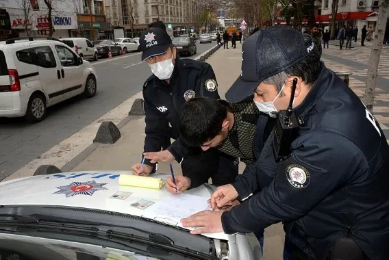 Coronavirüs yasaklarını delen 2 kişiye ceza kesildi! Olayı görüntüleyince gözaltına alındı