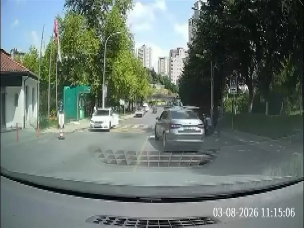 Faciaya ramak kala! Başakşehir'de kayan aracı son anda durdurduğu anlar kamerada - 1