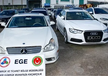 Yurda kaçak sokulmak istenen lüks otomobiller gümrüğe takıldı