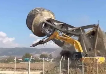 Su kulesi kağıt gibi yerle bir oldu