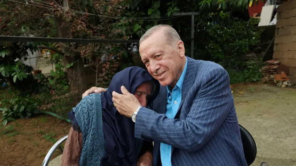 Başkan Recep Tayyip Erdoğan eski komşusu Binnaz Baloğlu’nu ziyaret etti