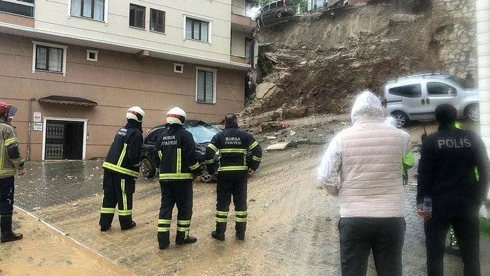 1713597239165.jpeg Bursa'da istinat duvarı apartmanın üzerine çöktü - 1