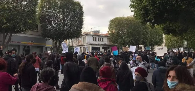 Güney Kıbrıs Rum Kesimi karıştı! Binlerce kişi sokağa indi