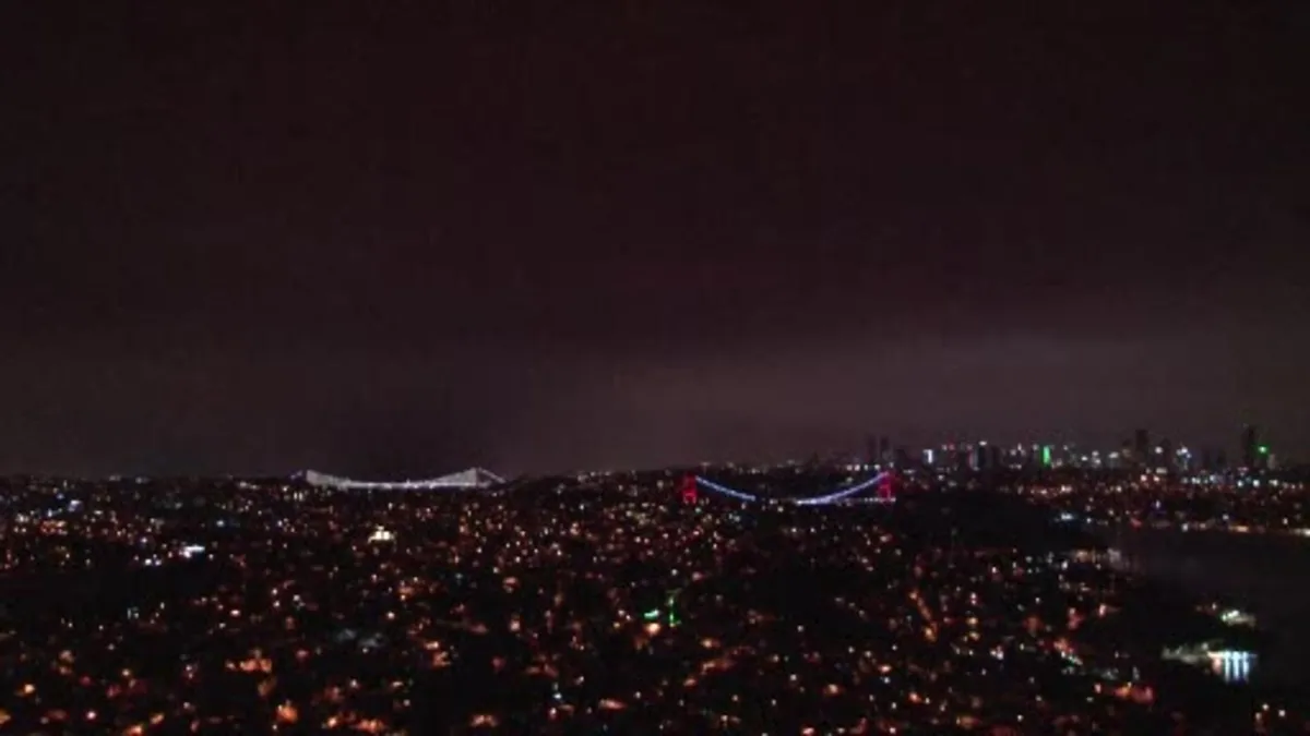 İstanbul'da şimşek ve yıldırım görsel şölen oluşturdu