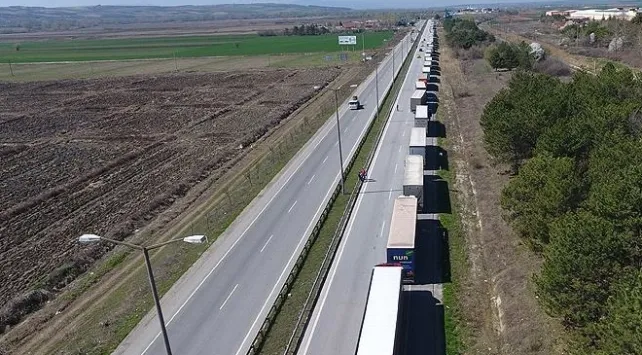 Kapıkule Sınır Kapısı'ndaki TIR kuyruğu 13 kilometreye ulaştı - 1