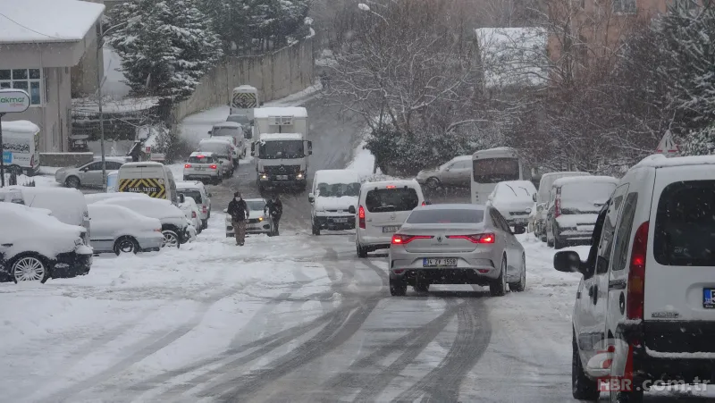 Karlı havalarda araç nasıl kullanılmalı? Sürücüler nelere dikkat etmeli? Güvenli sürüş teknikleri neler? A Haber'de anlattı 6
