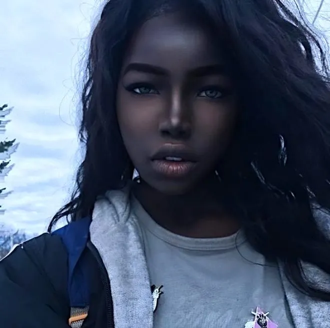 Gören oyun karakteri sandı! Gözlerinin rengi hayran bıraktı