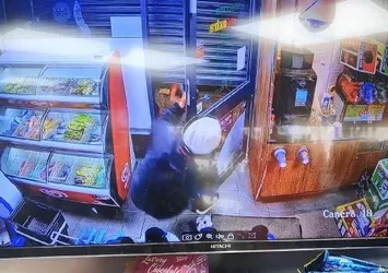 İngiltere'de ilginç olay! Market soygununa kasiyer engeli