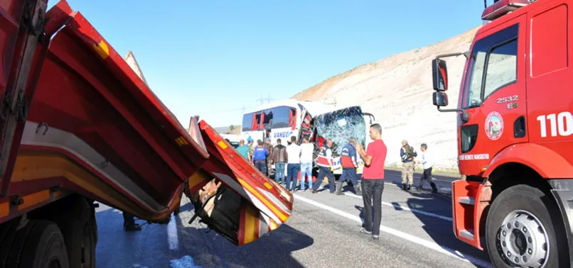 Elazığ'da otobüsle TIR çarpıştı: 2 ölü, 30 yaralı