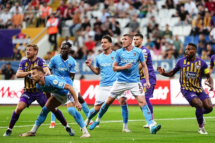 canli-anlatim-eyupspor-trabzonspor-macinda-ilk-duduk-caldi-1725211801243.jpg İstanbul'da sessiz gece: Eyüpspor - Trabzonspor maçında gol sesi çıkmadı - 3