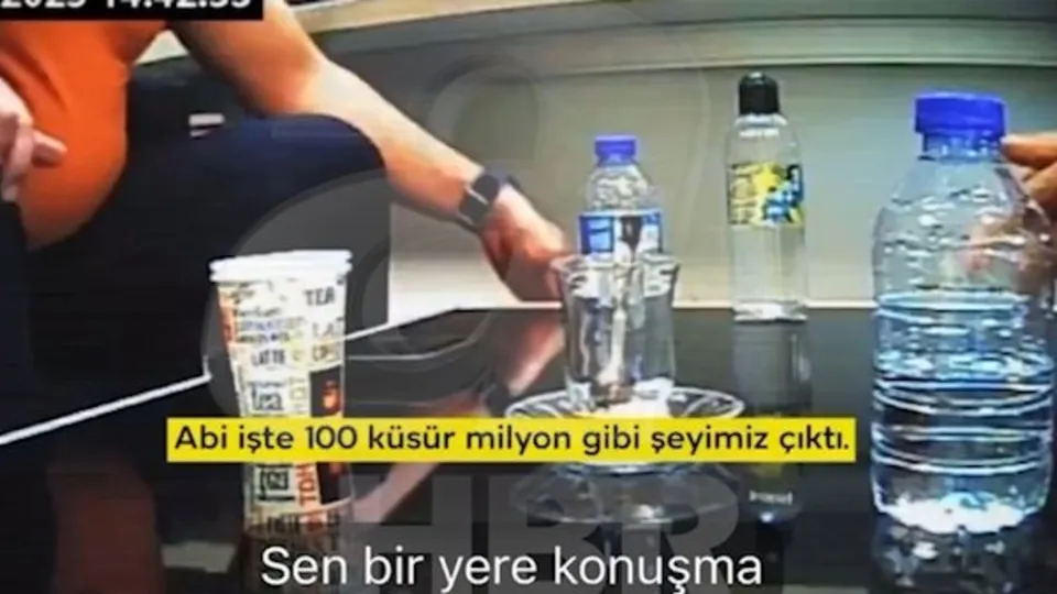 Baklava kutusundaki rüşvet anı kameralarda!