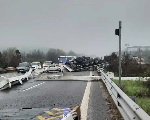 Düzce TEM otoyolunda akılalmaz kaza! TIR takla attı - 3