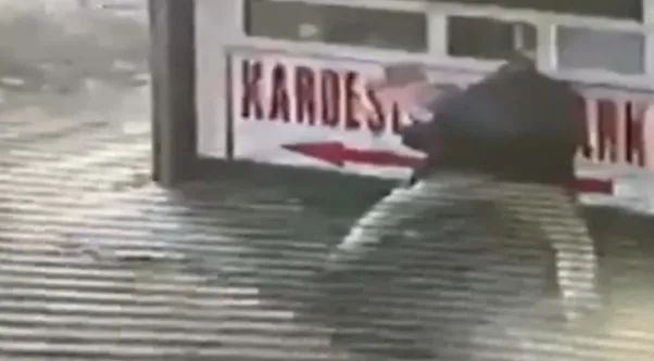 Bursa’da buzlu yolda düşen baba kucağındaki kızını böyle kurtardı - 2