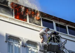 Antalya'da yangın dehşeti: Korkuluğa tutunup yardım beklediler! İtfaiye son anda yetişti
