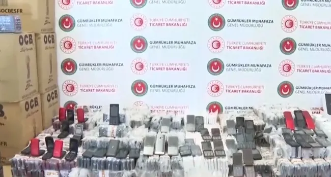 dublor-tir-operasyonu-istanbulda-38-milyon-tl-degerinde-kacak-esya-ele-gecirildi-1624087311864.jpg Dublör TIR operasyonu! İstanbul'da 38 milyon TL değerinde kaçak eşya ele geçirildi - 5
