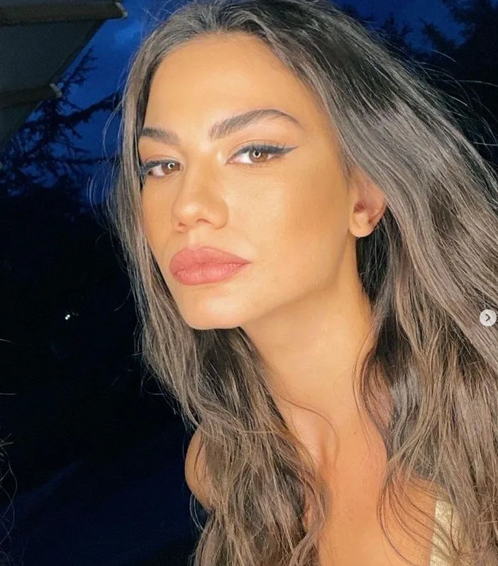 Oyuncu Demet Özdemir annesinin ikizi çıktı! Genç kızlara taş çıkarıyor! Anne kızın şaşırtan benzerliği...