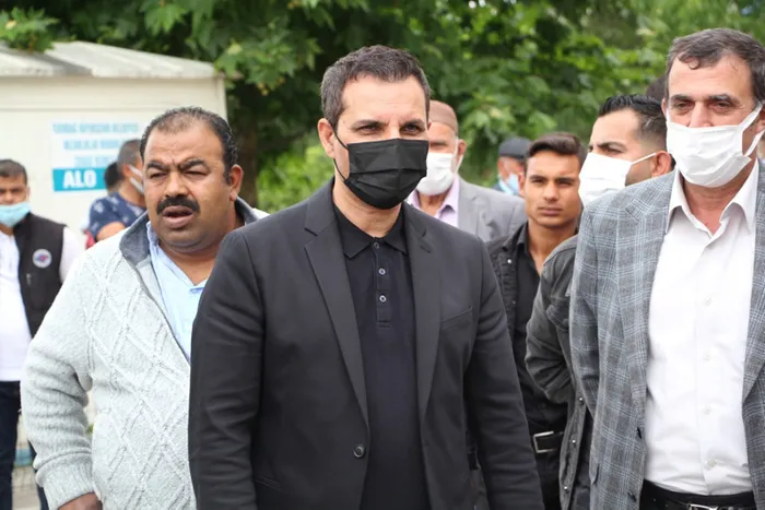 rafet-el-romanin-aci-vedasi-gozyaslari-icinde-topraga-verdi-1623845023604.jpg Rafet El Roman'ın acı vedası! Gözyaşları içinde toprağa verdi - 2