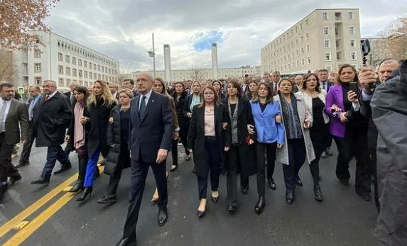 1670842593622.jpg CHP'den istifa eden Aslı Baykal'dan Kemal Kılıçdaroğlu'na sert tepki! Bakanlığa yürüyeceğine Temel Bey'e savunma desin - 3