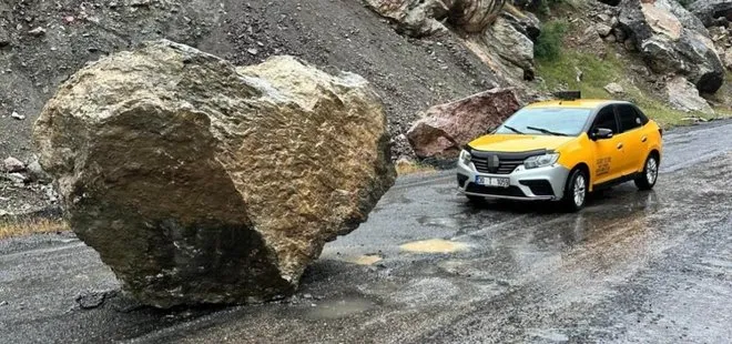 Hakkari’de yola kaya düştü! Taksi şoförü son anda kurtuldu
