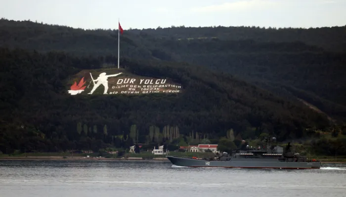 Rus savaş gemisi 'Novocherkassk' Çanakkale Boğazı’ndan geçti