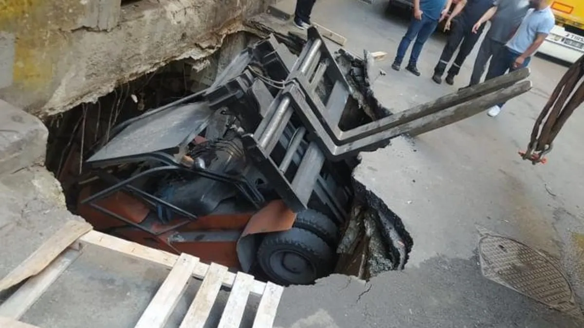 Bayrampaşa’da çukura düşen forklift vinç yardımıyla kurtarıldı