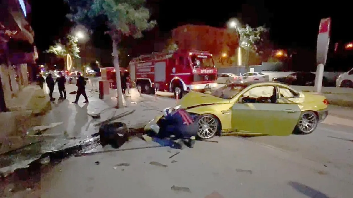 Isparta'da otomobil mağazaya çarptı: Kazadan saniyeyle kurtarıldı