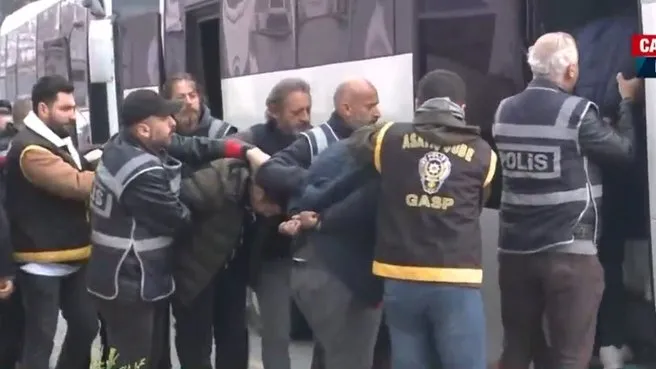 Olaylı İzmir derbisinde 28 gözaltı! Böyle adliyeye sevk edildiler
