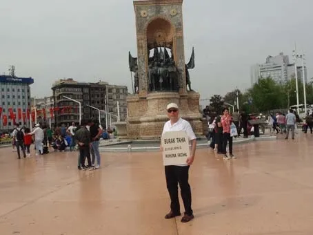 Taksim'de elinde mezar taşıyla gezdi - 1