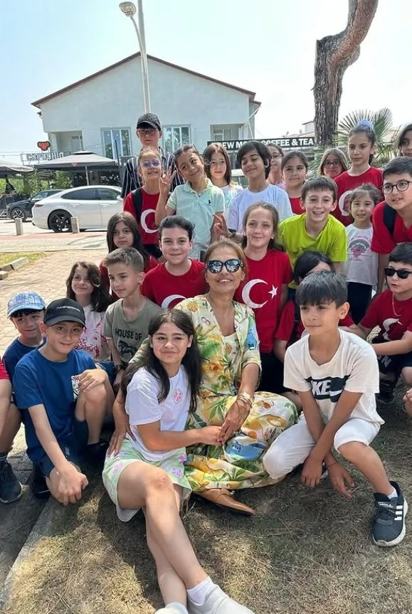 goruntuler-tepki-cekmisti-demet-akalin-kucuk-hayraninin-gonlunu-aldi-1749727811365.jpg Kaynak: Instagram