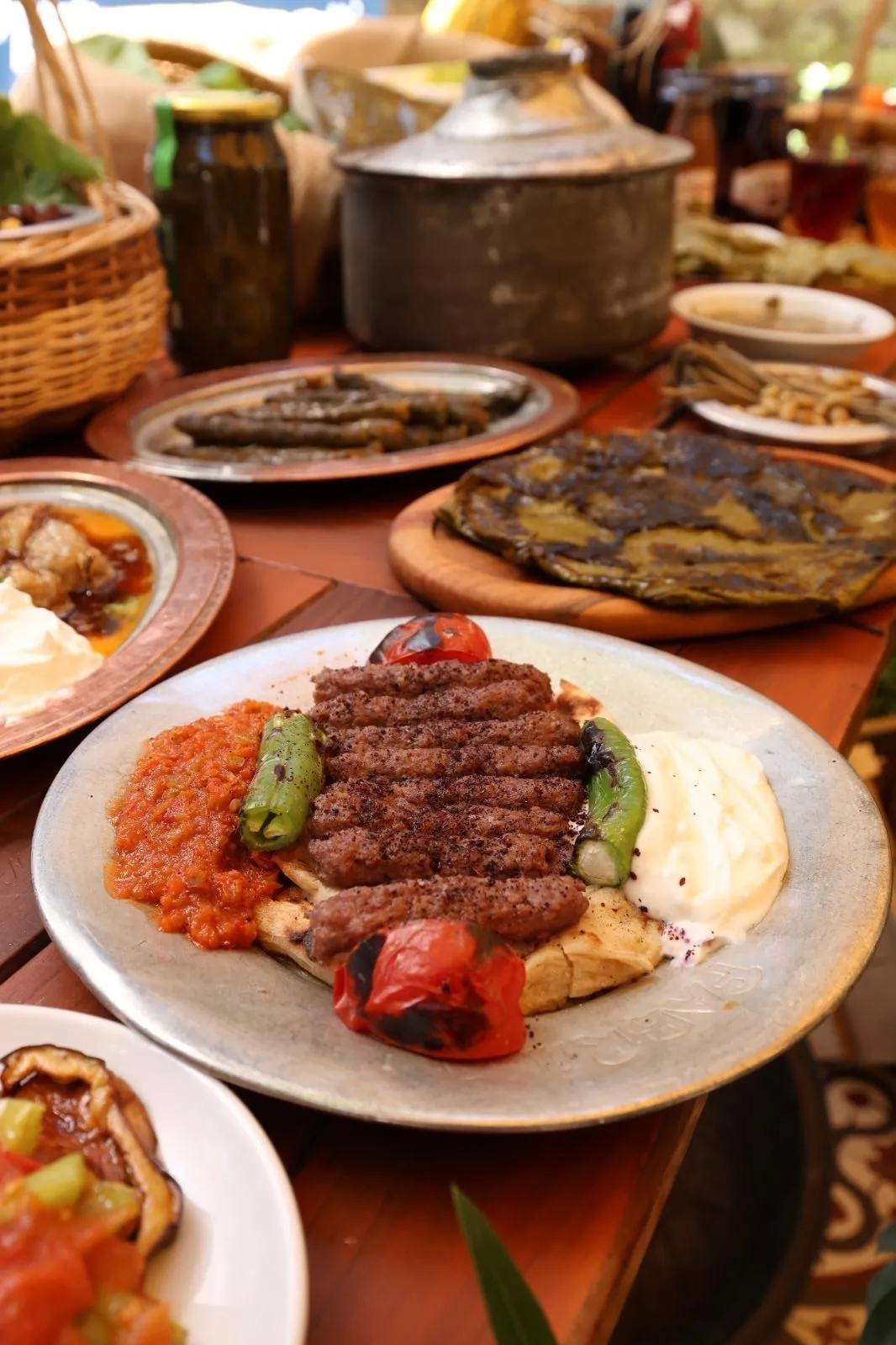 manisada-festival-coskusu-mutfakta-tam-34-lezzet-noktasi-kuruldu-1780831582708.jpeg Gastronomi etkinliklerinde şefler ve uzman isimler Manisa mutfağını anlattı. (Fotoğraf: A Haber)