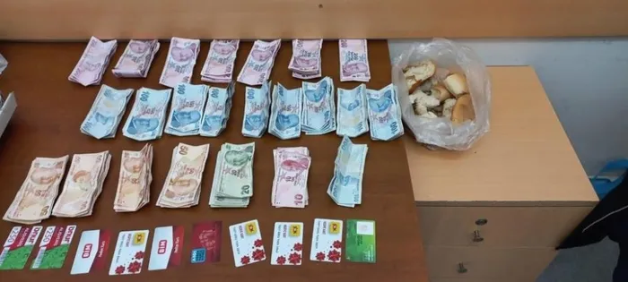 bursada-dilencinin-uzerinden-servet-cikti-26-bin-300-lira-ve-2-bin-tllik-market-ceki-1649949728827.jpg Bursa'da dilencinin üzerinden servet çıktı: 26 bin 300 lira ve 2 bin TL'lik market çeki - 2