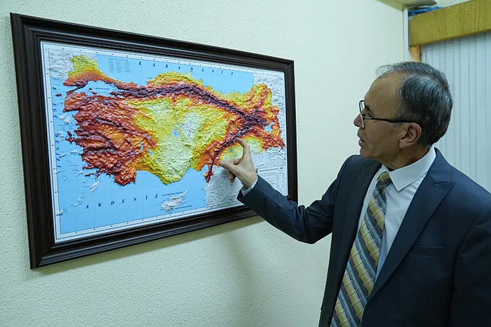 deprem-gercegi-bize-ne-soyluyor-11-kent-2-yilda-70-bin-kez-sallandi-1738746000464.jpeg Özmen, Ege denizindeki deprem fırtınasına ilişkin konuştu / AA